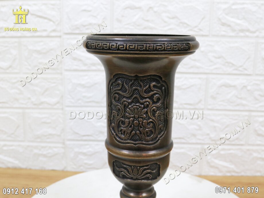 Ống cắm hương được nghệ nhân chạm nổi hoa văn tinh xảo